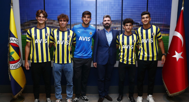 TRT Spor: Fenerbahçe'den 5 genç isme profesyonel sözleşme