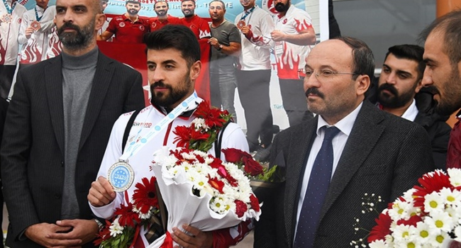 Gençoğlu, Erzurum'da çiçeklerle karşılandı