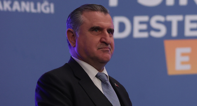 Bakan Bak, Özbek'i tebrik etti Görseli