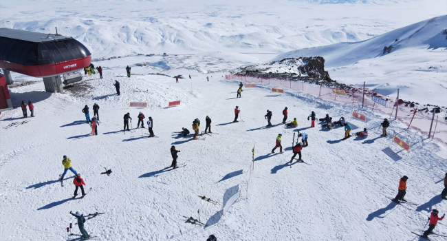 Kayakseverler adrenalinin zirvesini Erciyes&#039;teki Ottoman pistinde yaşıyor