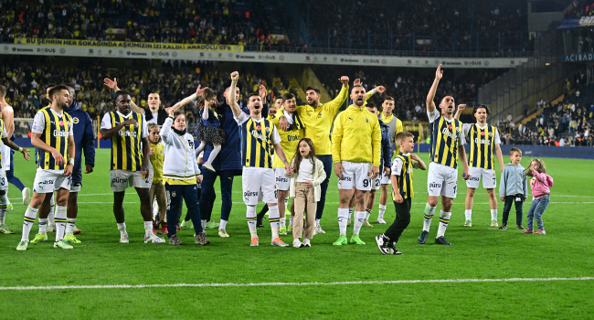 Derbiyi kazanan Fenerbahçe şampiyonluk umutlarını sürdürdü Görseli